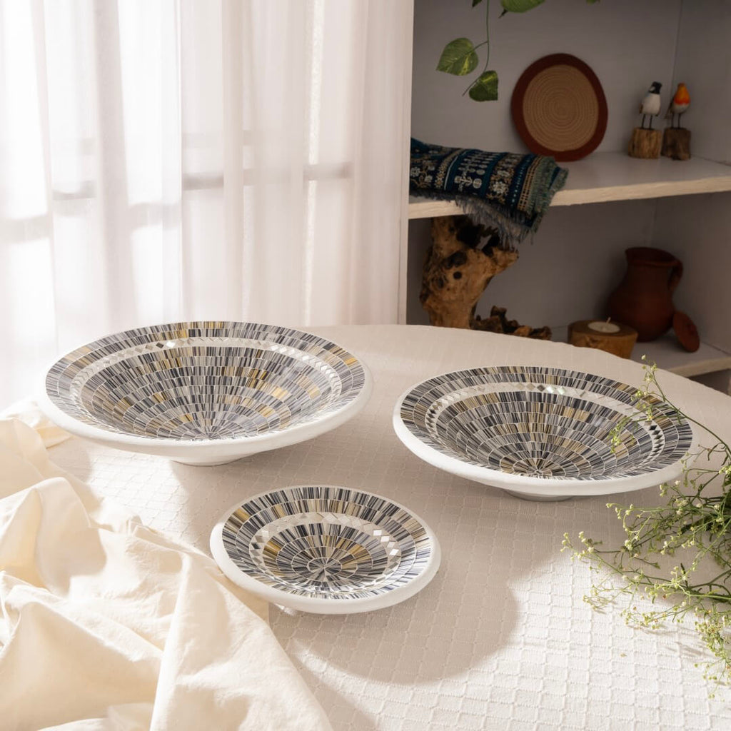 Round Mosaic Plate - Black and white image 2