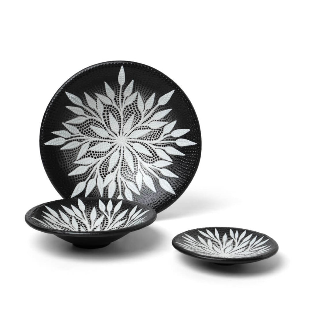 Round Aborigin Plate - Black and white flower image 0
